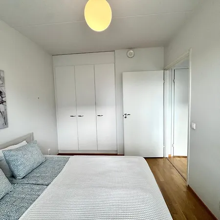 Lovely Near Airport, Sauna & Free Parking *