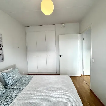 Lovely Near Airport, Sauna & Free Parking *