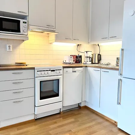 Lovely Near Airport, Sauna & Free Parking *