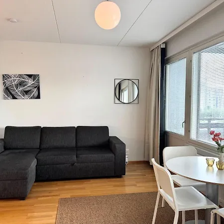 Lovely Near Airport, Sauna & Free Parking Lägenhet